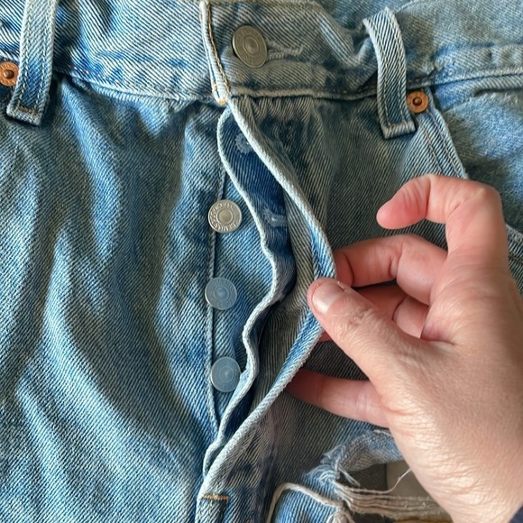 Levi’s 501 Light Wash Denim Shorts Like New Button Closure Distressed Size 32 - Picture 2 of 7